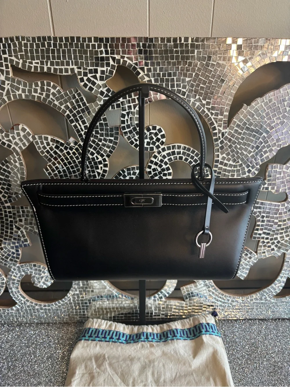 🌟Tory Burch Lee Radziwill Black Satchel Bag white White Lining⭐️